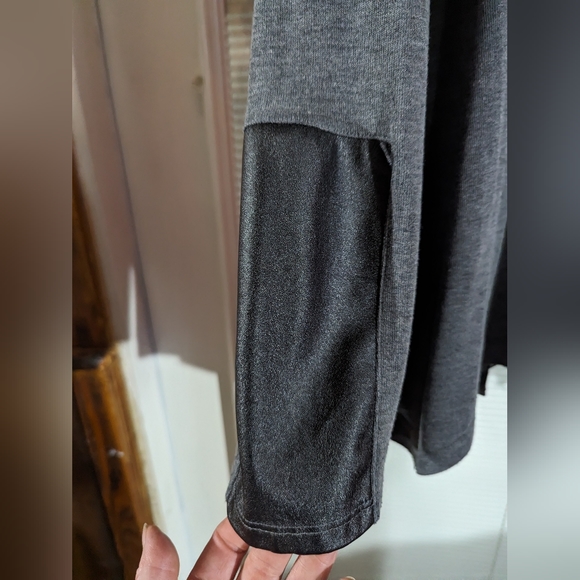 NEW DIRECTIONS WOMAN 1X GRAY W/FAUX LEATHER ON SLEEVES & SIDES PRE-LOVED SM HOLE - Picture 4 of 9